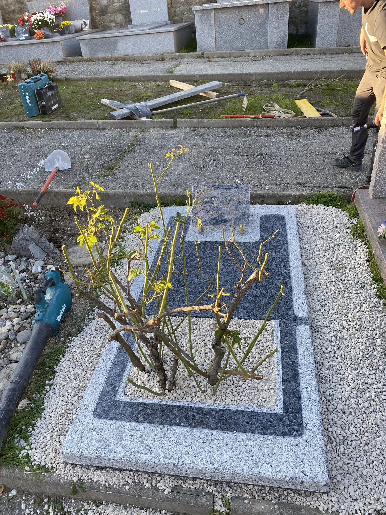 Tombe cinéraire moderne bicolore avec un emplacement réservé pour des plantations.